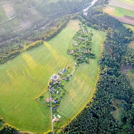 Les Kralovstvi Nyaraló